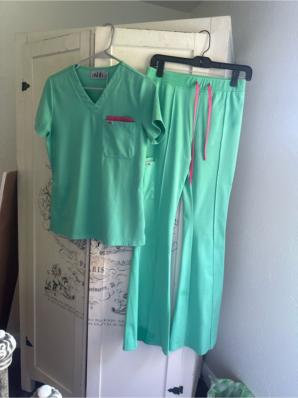 NWT/NWOT “Sold Out” Ashh Cargo Flare Scrub Set - Picture 3 of 16